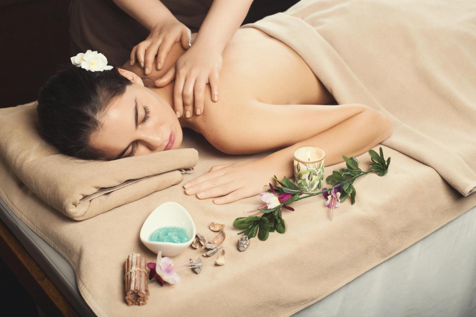 مركز بورجومي ليكاني للرعاية الصحية المظهر الخارجي الصورة A woman receiving a massage