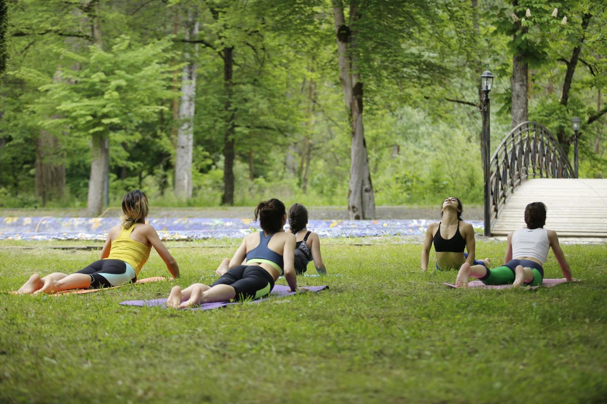 مركز بورجومي ليكاني للرعاية الصحية المظهر الخارجي الصورة A yoga class in the park