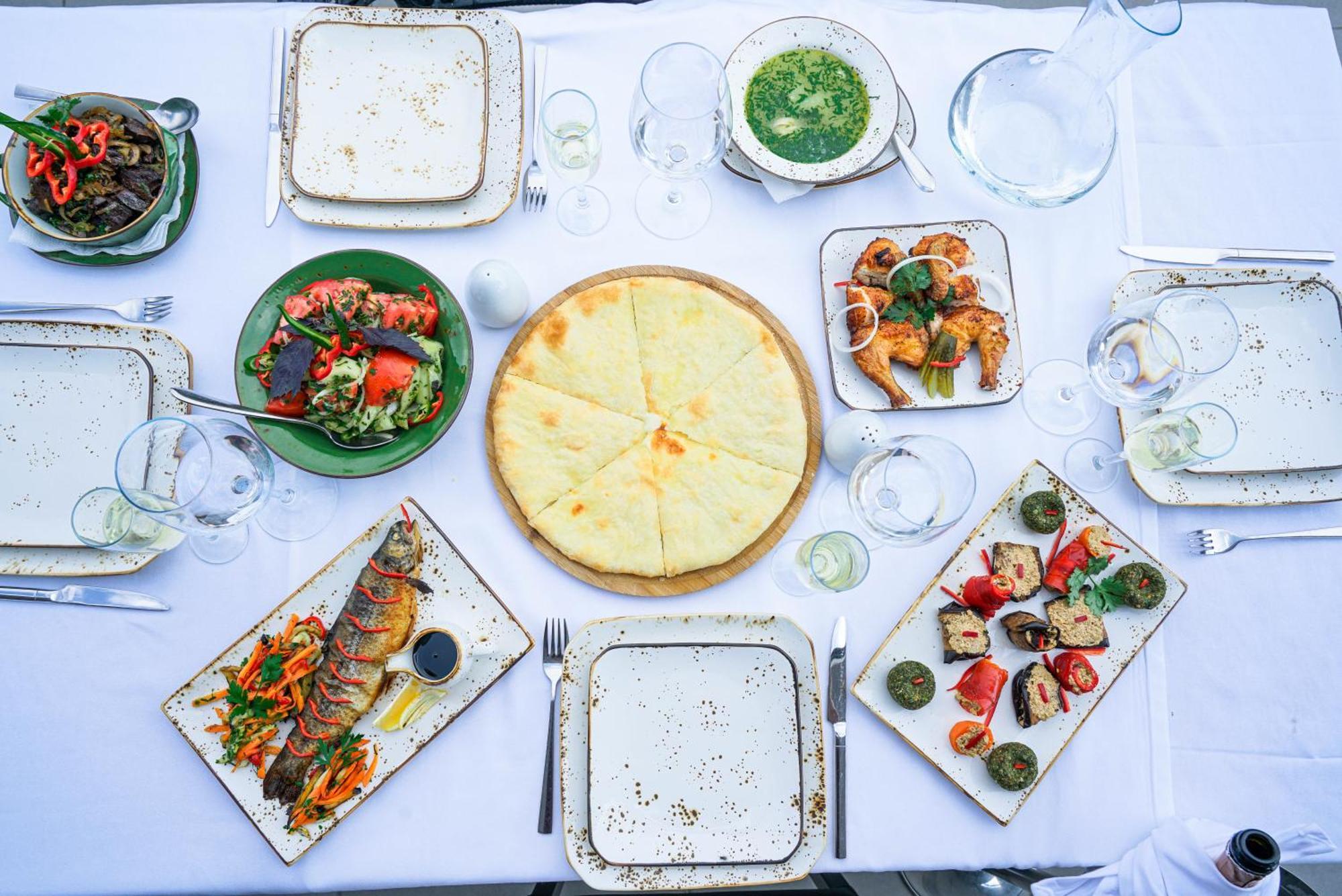 مركز بورجومي ليكاني للرعاية الصحية المظهر الخارجي الصورة A selection of Georgian cuisine