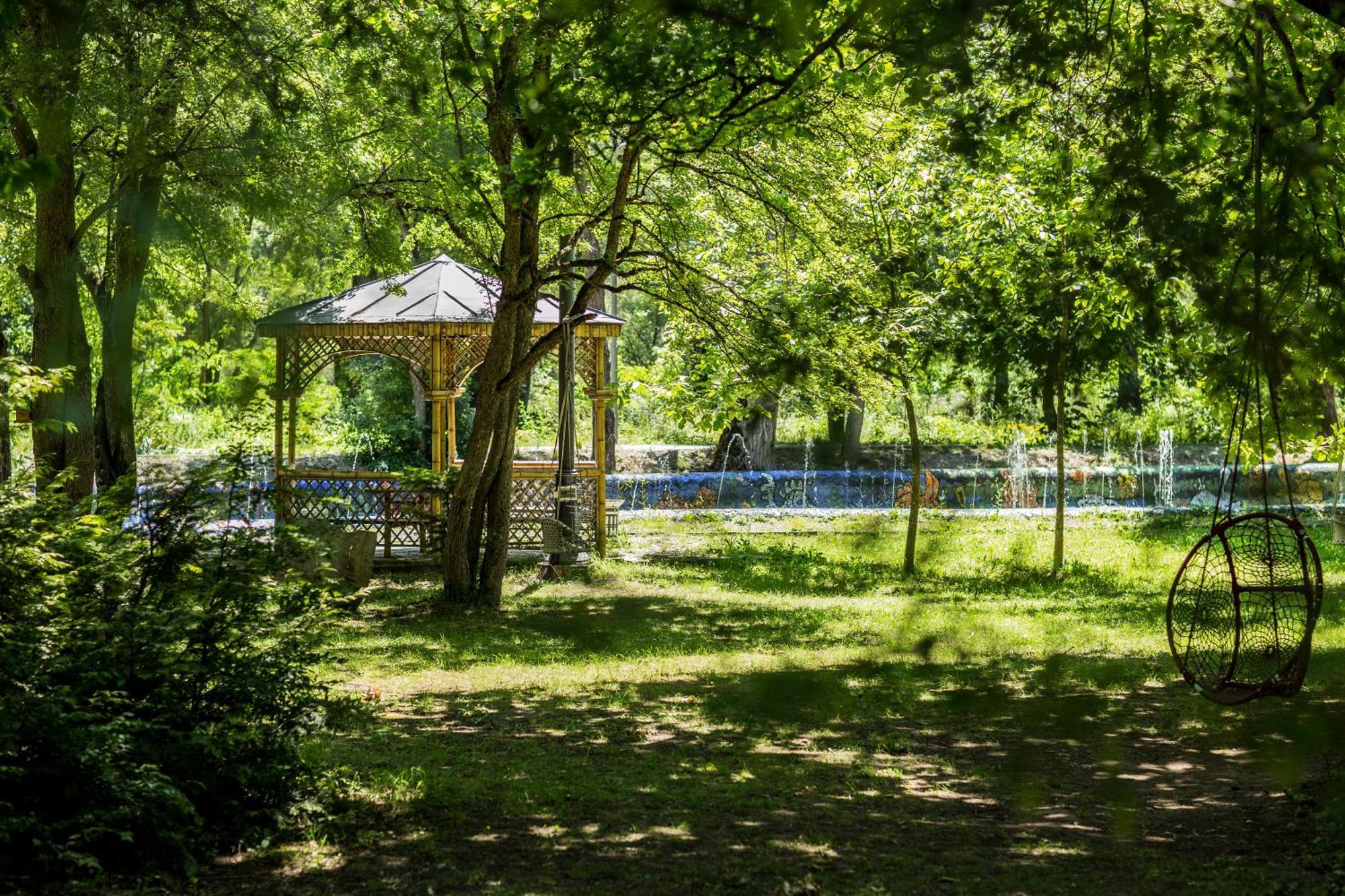 مركز بورجومي ليكاني للرعاية الصحية المظهر الخارجي الصورة The bandstand in the park
